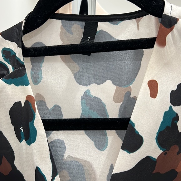 Wrap soft silky material in a fun leopard print - Picture 3 of 6